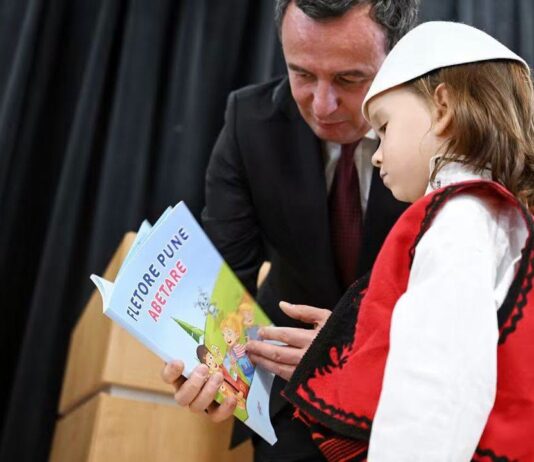 Vlada Kosova odobrila 1,85 miliona evra Nacionalnom savetu Albanaca; raniji transferi bili blokirani u Srbiji FOTO: Ardita Sinani FB/Aljbin Kurti, knjige, Albanska deca