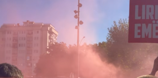 Kosovska policija o protestu kod Skupštine: Pokušaji ulaska iza ograde, bacanje pirotehnike, jedan demonstrant priveden FOTO: Kallxo/Protest