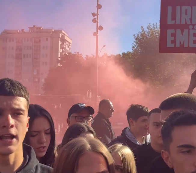 Kosovska policija o protestu kod Skupštine: Pokušaji ulaska iza ograde, bacanje pirotehnike, jedan demonstrant priveden