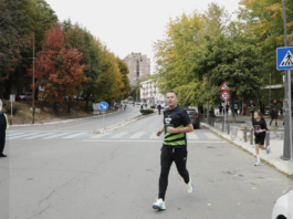 Peci i lično protrčao kroz Severnu Mitrovicu uprkos protivljenju opštine, pre šest meseci predvodio marš učenika na severu FOTO: Faton Peci FB/Trči kroz Severnu Mitrovicu