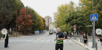 Peci i lično protrčao kroz Severnu Mitrovicu uprkos protivljenju opštine, pre šest meseci predvodio marš učenika na severu FOTO: Faton Peci FB/Trči kroz Severnu Mitrovicu
