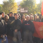 Blokirani izlazi iz kosovske skupštine, pirotehnika i polomljen prozor: Demonstranti traže drugo čitanje Zakona