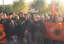 Blokirani izlazi iz kosovske skupštine, pirotehnika i polomljen prozor: Demonstranti traže drugo čitanje Zakona
