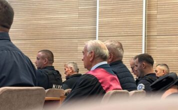 Suđenje za ratne zločine u selima kod Gnjilana, svedok: „Paravojnici su mi mojom krvlju iscrtali srpske simbole po telu“ FOTO: Zakletva za pravdu/Suđenje Srbima iz Gnjilana