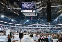 Povećavaćemo plate ljudima na Kosovu i Metohiji i boriti se za teritorijalni integritet Srbije, poručio Vučić iz Beogradske arene
