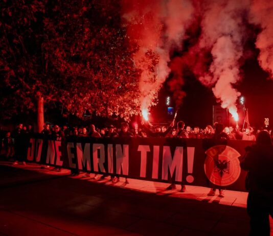 Sedamnaesta noć protesta u Prištini: Marš do Ministarstva pravde, zahtev da se procesuira zakon o Specijalizovanim većima FOTO: Liria ka emer UČK protest