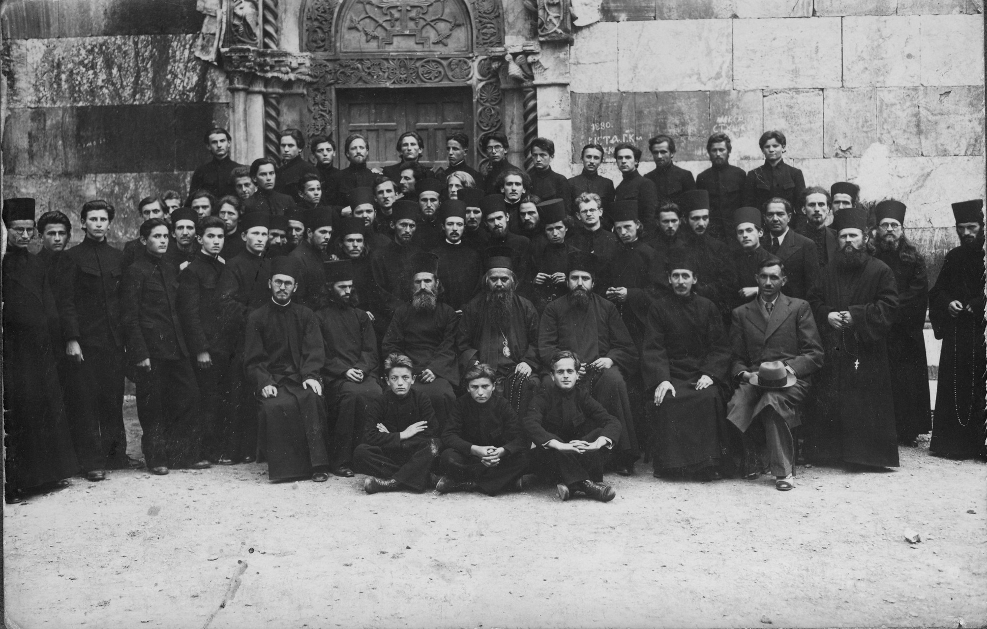 Vladika Nikolaj sa đacima monaške škole u Dečanima