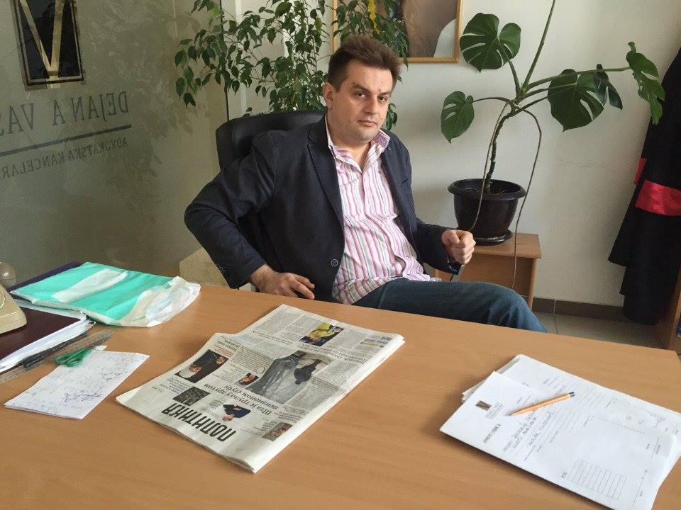 Foto: Advokat Vasić u svojoj kancelariji nakon današnjeg ročišta